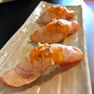 Seared Salmon Nigiri (1pc)
