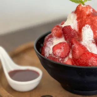 Strawberry Bingsu (Milk shaved ice)