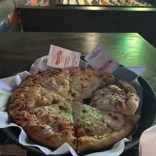 Classic cheeseeee pizza