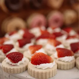 @taylordavidsonphotography  Strawberry pizzas!!