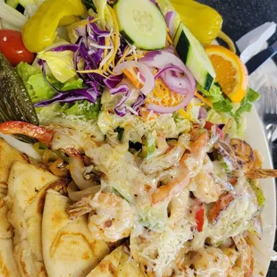 Shrimp fajitas with a salad and pita bread