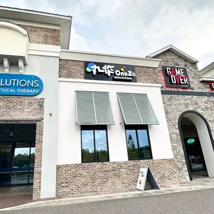 Discover an abundance of shops, restaurants, and activities in this vibrant plaza. Indulge in some refreshing boba and immerse yourself.