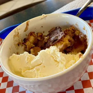 Apple cobbler with ice cream