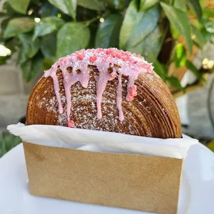 Croissant wheel - strawberry - flaky and not overly sweet