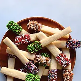 a plate of cookies