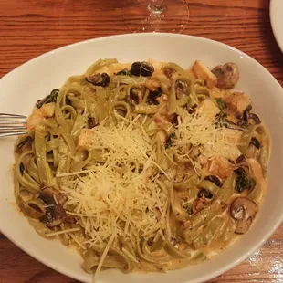 Spinach fettuccine with cajun sauce