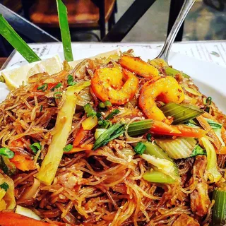 Pancit Bihon Guisado (The Traditional)