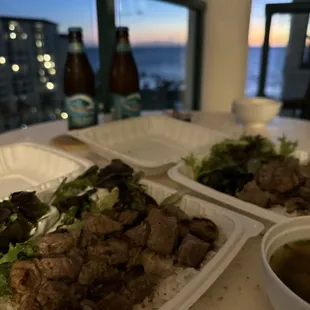 コオリナビーチクラブでステーキプレートと共に夕食