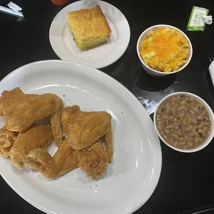 Fried chicken black-eyed peas mac &amp; cheese