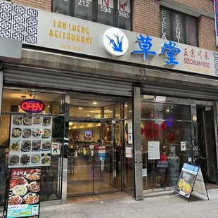 Outside. Notice oohu signage and lab sheng signage. Lol.