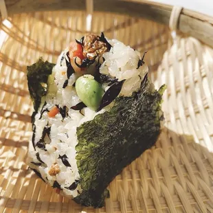 Hijiki omusubi (vegan)
