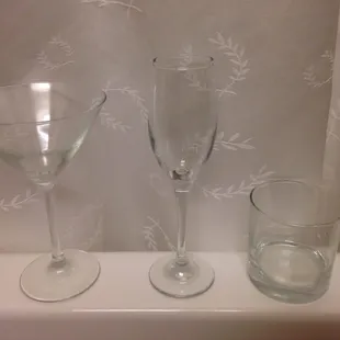 Different glasses and garnish for the same drink order.