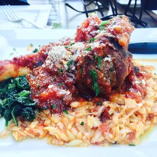 Kokinisto Me Manestra