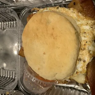 Biscuit with chicken, bacon and an egg