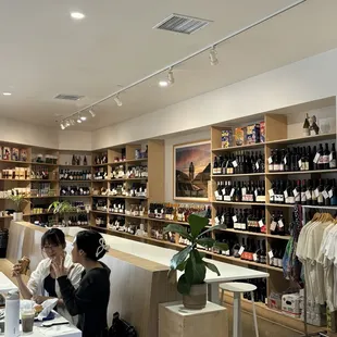IG: @nom.noms.only | wine! Interior