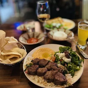 Filet mignon with a strawberry blonde beer.