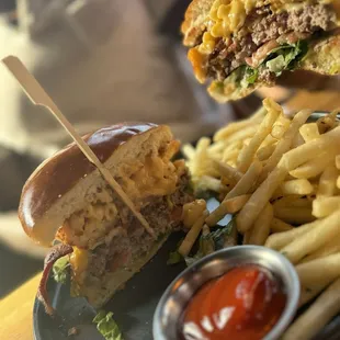 Mac &amp; Cheese Burger