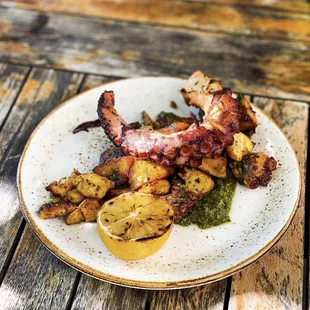 Polvo Com Batatas (wood grilled octopus)