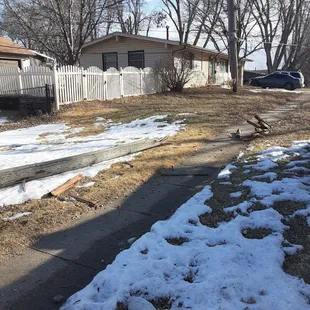 You can see the post hanging freely from the suspension cables