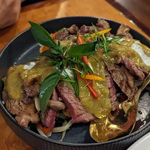 Nuer Marakot - Grilled beef in green curry sauce