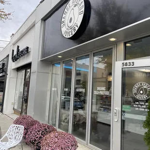 the outside of a coffee shop