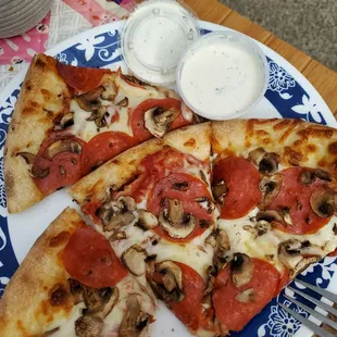 Pepperoni and mushroom, regular crust w/ ranch. Yum!