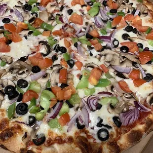 Vegetarian Pizza!! 10/10 veggies, tastes fresh and very well cut vegetables. Definitely a must.