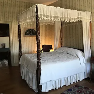 4 Poster bed.