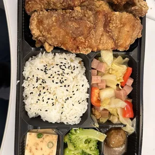B22. Golden Chicken Cutlet Signature Salad