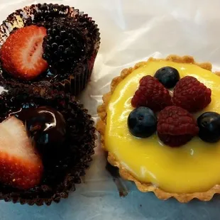 wonderful chocolate cups and cheesecake topped with fresh fruits ~~~