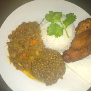Picadillo con arroz, lentejas y plátano frito con queso de mano.
