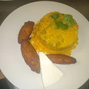 Arroz con pollo con plátano maduro y queso.