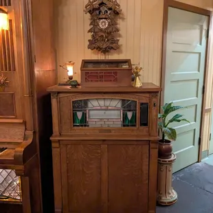 Cuckoo clock and julebox
