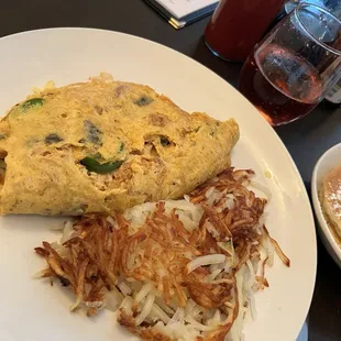 Omelette with Shredded chicken, jalapeños smoked Gouda and mushrooms.