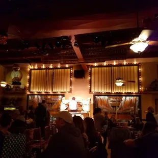 Fun/playful organ music while you dine