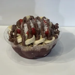 Nutella Dream Açai Base. Granola, banana, strawberry, coconut flakes and Nutella.