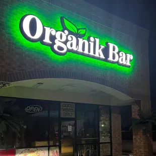 Organik Bar specializes in organic Açai bowls, real fruit smoothies and fresh made Juices.