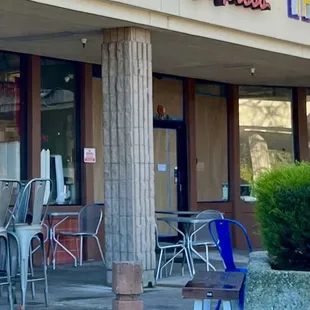 the outside of a restaurant