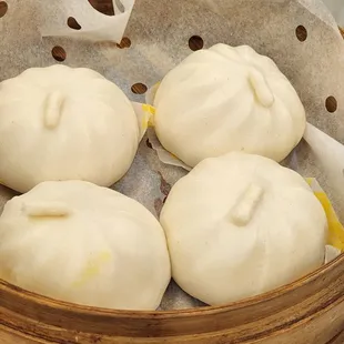 Custard dessert buns