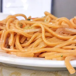 a plate of noodles on a table