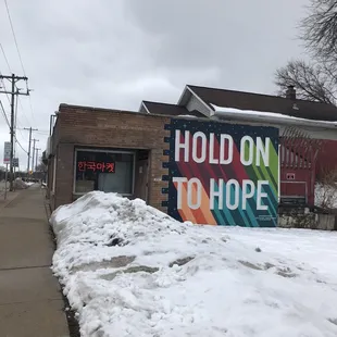 a sign that says hold on to hope