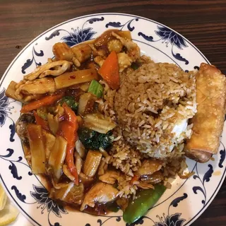 16. Moo Goo Gai Pan (Special Luncheon)