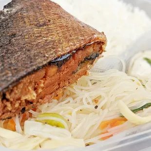 Fried bangus, rice, and pancit - IG: @barriegudfood