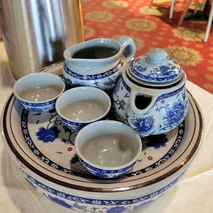 Pretty tea set and keeps the tea hot!