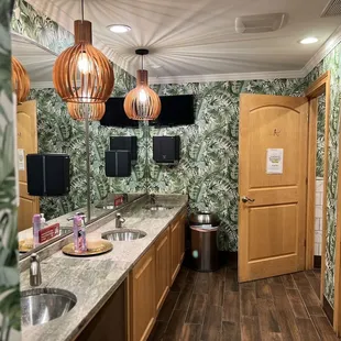 Beautiful and super clean bathroom that was really well equipped