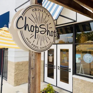 the outside of a restaurant