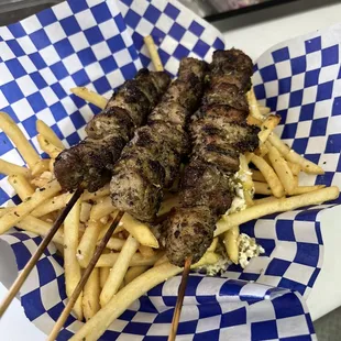 Pork souvlaki w garlic feta fries