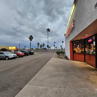 the outside of a fast food restaurant