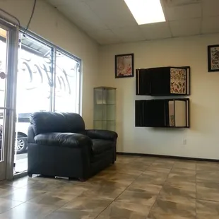 The waiting area is clean. Everything is clean here.