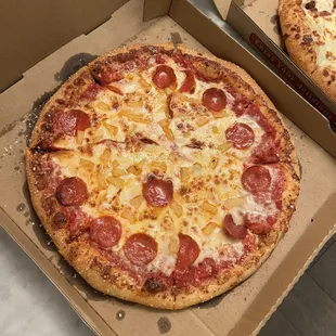 14&quot; 12&quot; Hawaiian Pizza with pepperoni